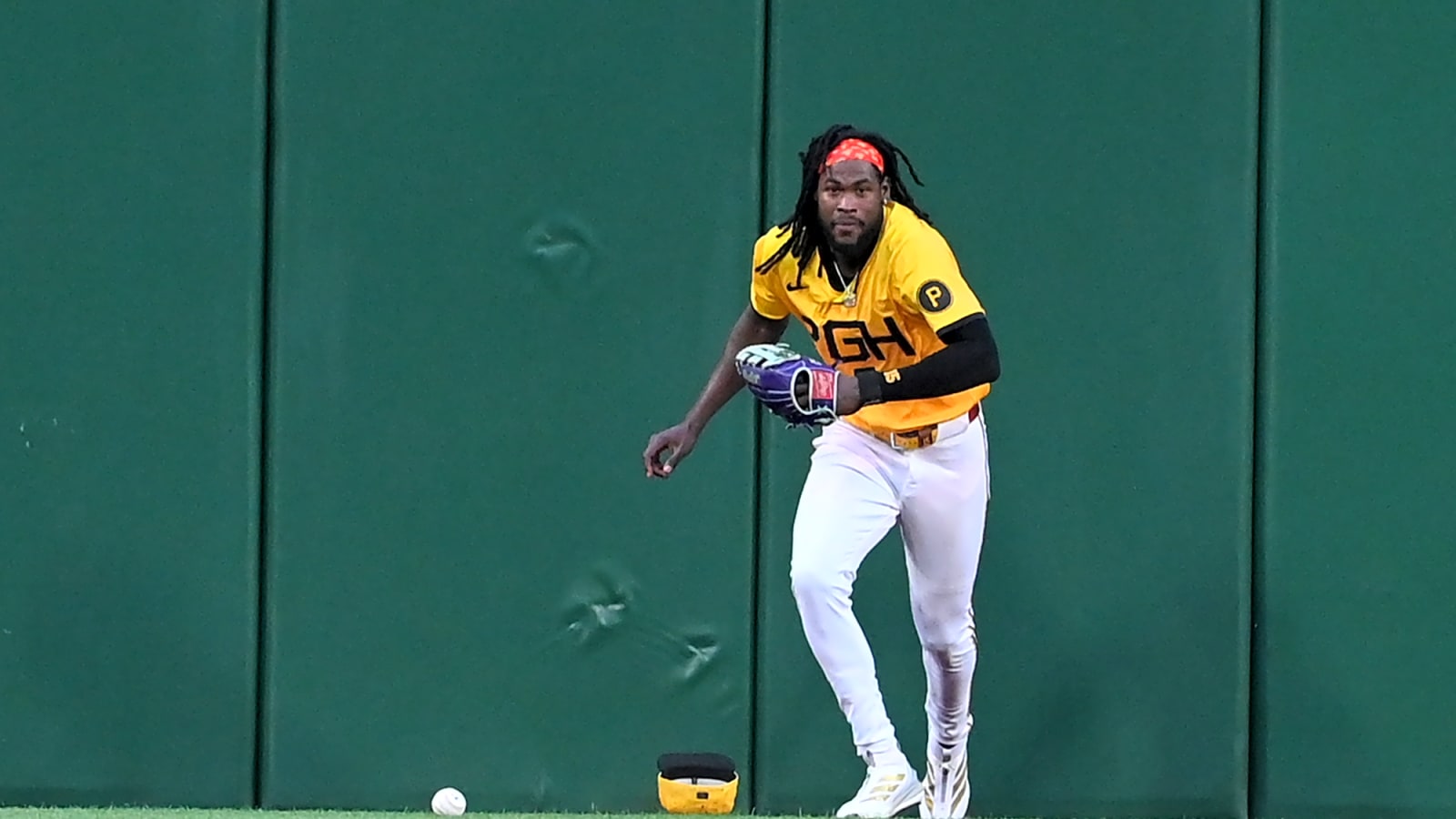 Pirates talked with Oneil Cruz about his bizarre play in field