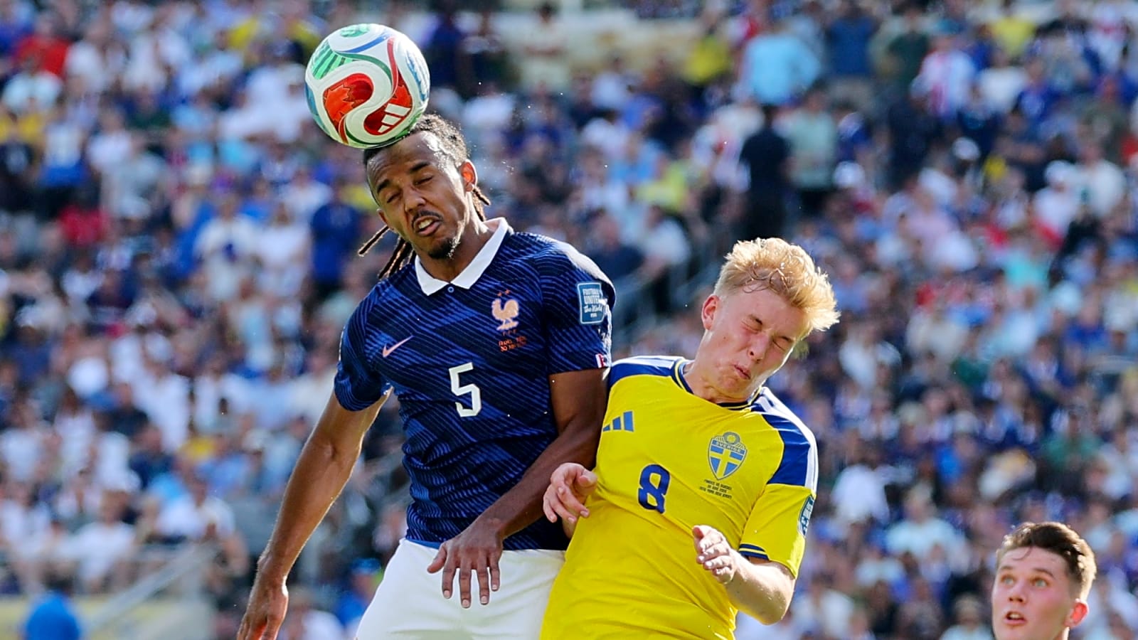 Arsenal and Manchester United target €45m-rated Bundesliga defender