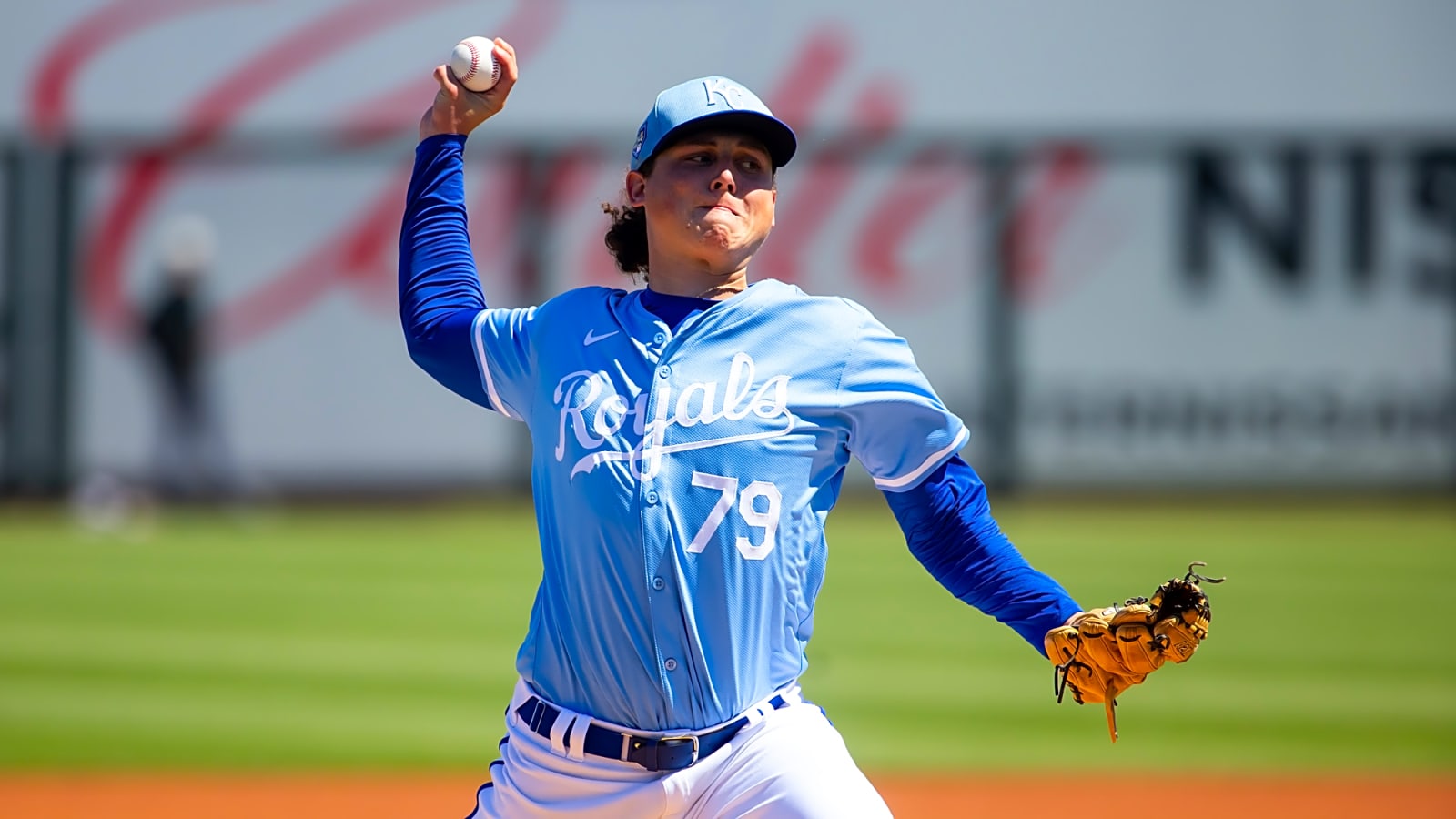 Royals select contract of lefty Andrew Hoffman