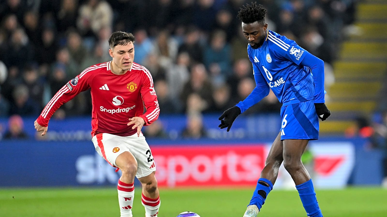 Alongside Mbeumo: United consider rivalling Everton for surprise midfielder with 220 PL appearances