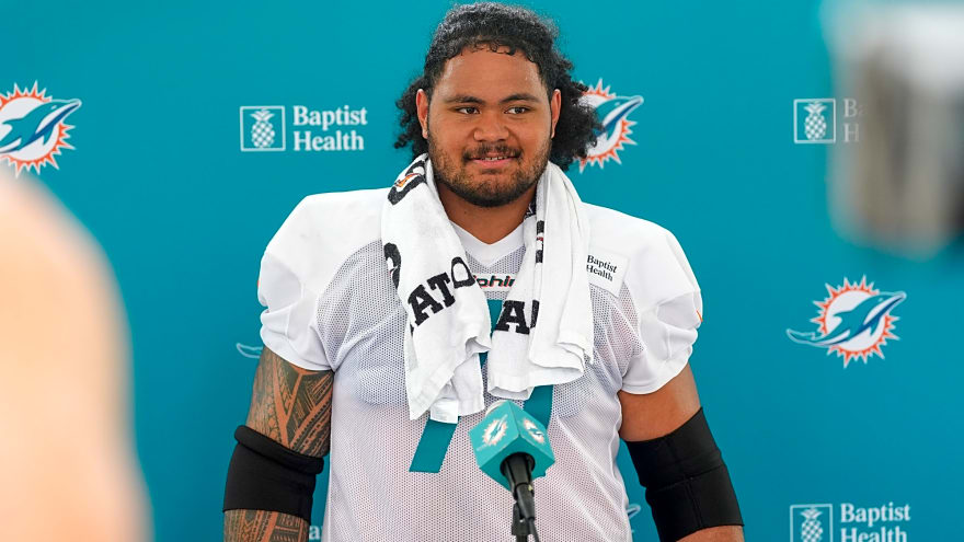 Dolphins’ Jonah Savaiinaea Putting Rough Rookie Season in Rearview Mirror After Position Switch