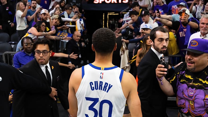 Steph Curry’s Knee Is the Warriors’ Biggest Concern Entering 2026