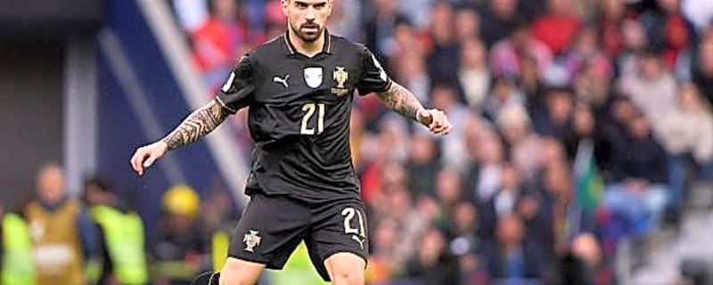 Manchester United submit €23m bid for 51-goal, 44-assist midfielder as Carrick’s first signing – report