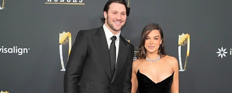 Hailee Steinfeld Chooses Golden Globes Over Football