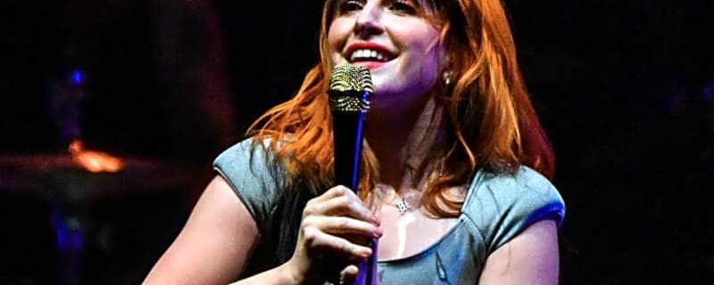 Hayley Williams 'blacked out' onstage performing with PinkPantheress