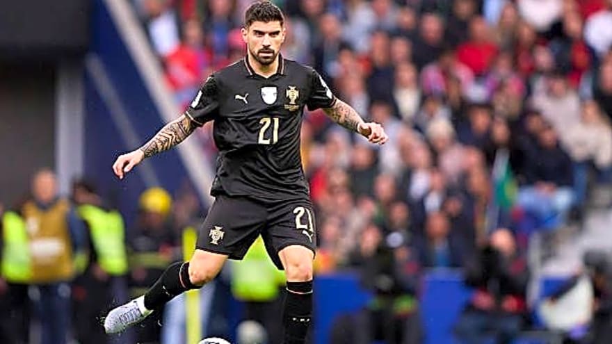 Manchester United submit €23m bid for 51-goal, 44-assist midfielder as Carrick’s first signing – report