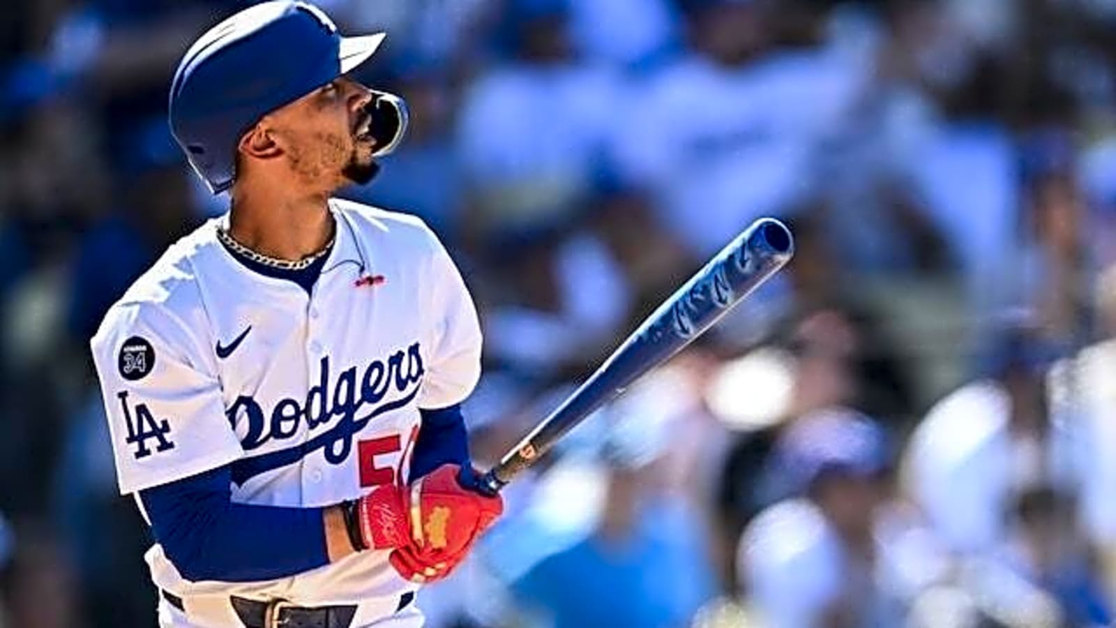  Magic Johnson Shows Love To Mookie Betts After Dodgers Sweep Padres