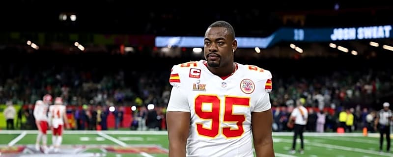 Chris Jones admits Trey Smith was smarter about his contract approach