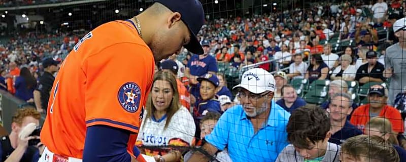 How Astros Rookie Cam Smith Compares to His Gold Glove Competition