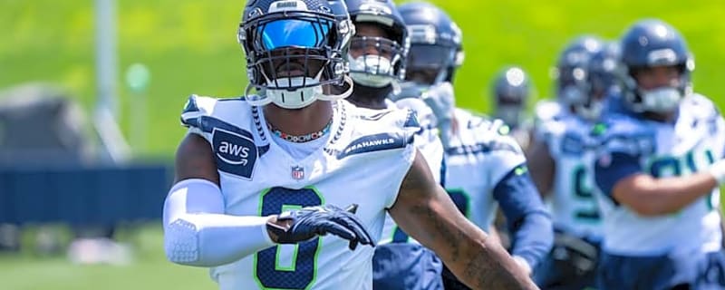 Dallas Cowboys legend looks unnatural and wrong in Seahawks team photo