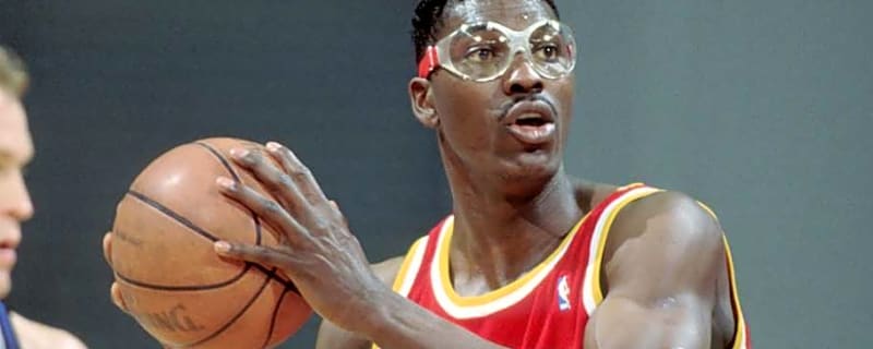 Rockets&#39; Hakeem Olajuwon Ranks as Top International Player in NBA History