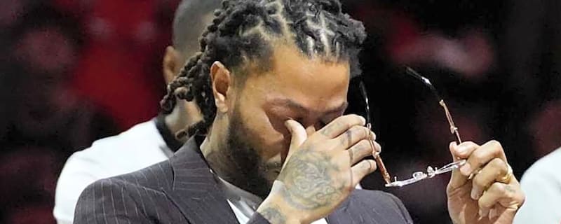 Chicago Bulls Surprise Derrick Rose With First Look at His New Banner