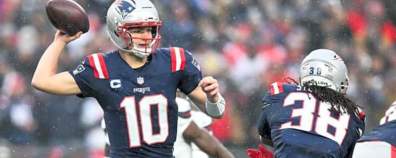 Patriots' Drake Maye Throws Two TDs in First Half Against Texans