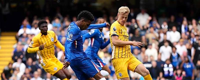 Oscar disagrees with Jose Mourinho about &#39;talented&#39; Chelsea teenager&#39;s development