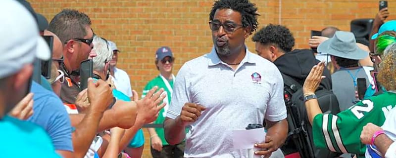 Vikings legend Cris Carter surprises local teacher with visit, signed jersey