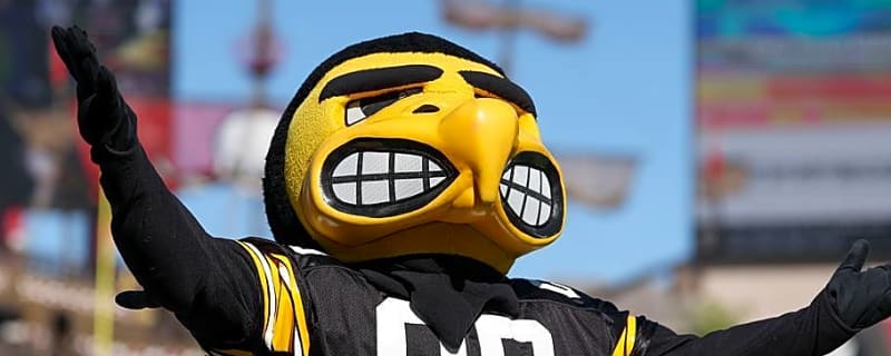 Should the Iowa Hawkeyes Prefer the SEC or ACC in Bowl Projections?
