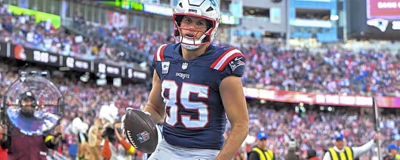 How Hunter Henry Is Assisting Injured Patriots Teammate
