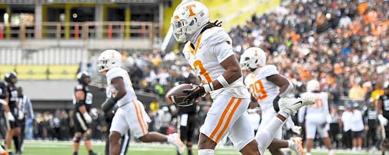 Two Tennessee Volunteers Named to Chuck Bednarik Award Watchlist Ahead Of College Football Season