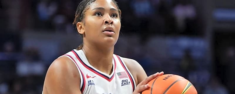 Sarah Strong Becomes UConn's Third-Fastest 1,000-Point Scorer