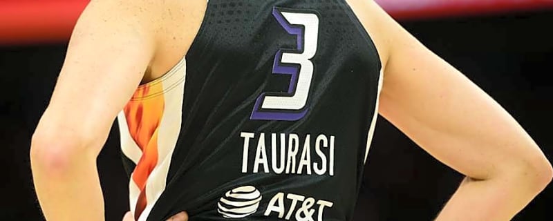 Mercury's Taurasi Chats With NBA Guard