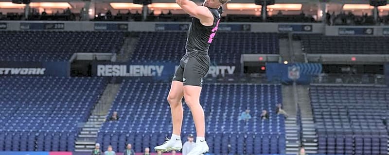 Chicago Bears Rookie Sam Roush is Probably Better Than You at Solving a Rubik's Cube