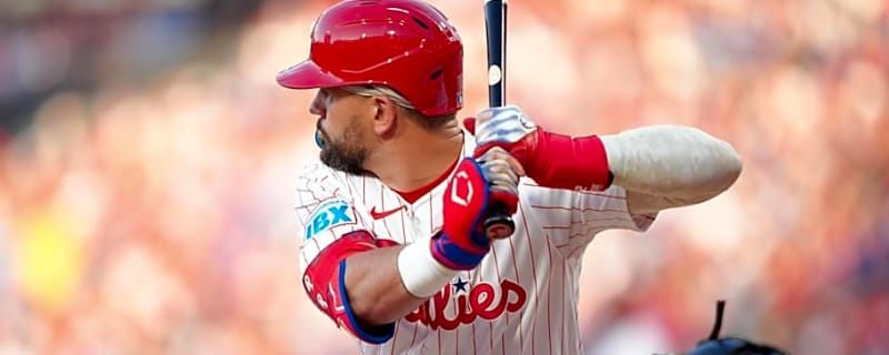 MLB Executive Weighs in on Reds&#39; Chances of Signing Kyle Schwarber