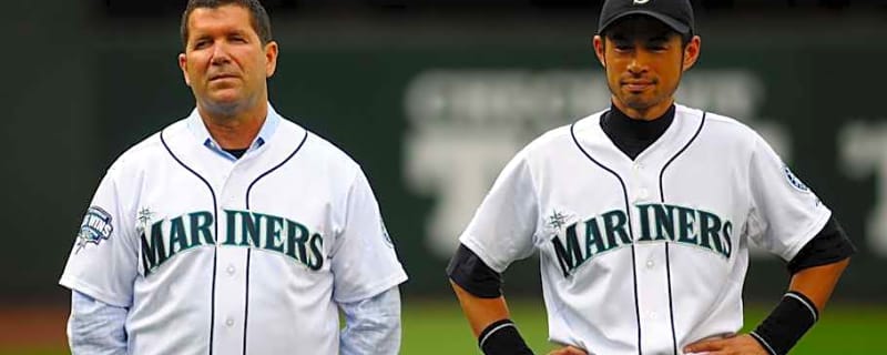 The 2001 Seattle Mariners will be honored with a statue at T-Mobile Park