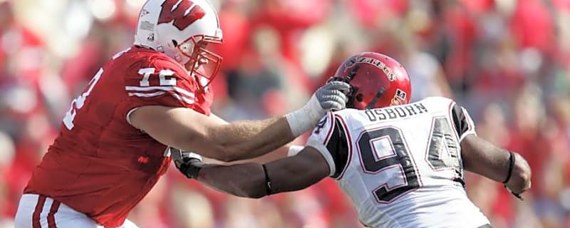 LOOK: Morgan Wallen dons Joe Thomas jersey during Madison concert at Camp Randall Stadium