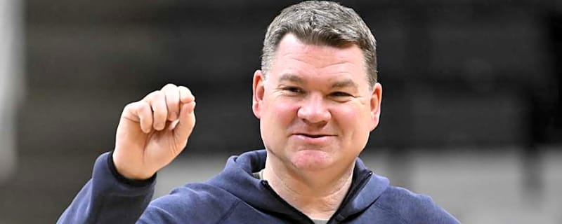 Tommy Lloyd Offers This Shut Down of UNC Rumors Ahead of Sweet 16