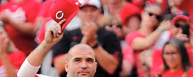 Reds Legend Gives Thanks to Fans With a Special Gift Outside Great American Ballpark