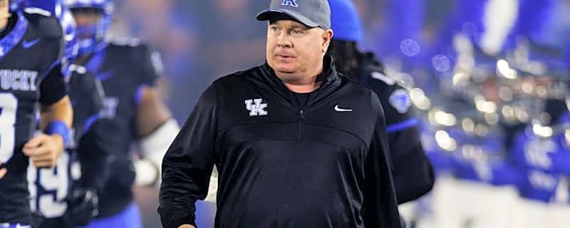 Who should Mark Stoops start at QB for the Kentucky Wildcats?
