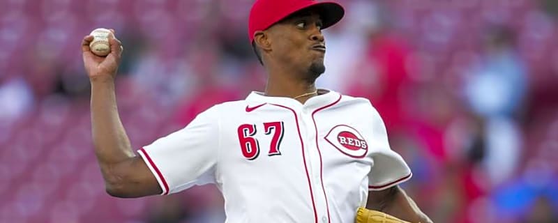 Seattle Mariners add 27-year-old reliever from Cincinnati Reds