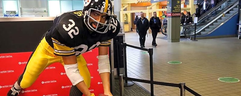 Pittsburgh Airport Relocates Iconic Steelers&#39; Franco Harris Statue