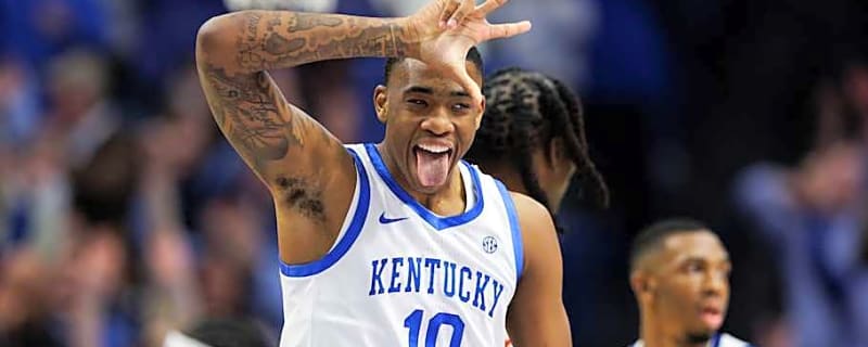 Jayden Quaintance leaning on Brandon Garrison while learning Kentucky&#39;s system