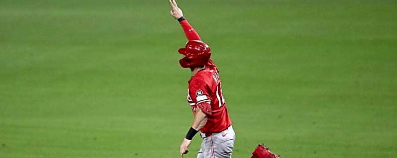 Cincinnati Reds Outfielder Leaves Game vs Cubs With Back Spasms