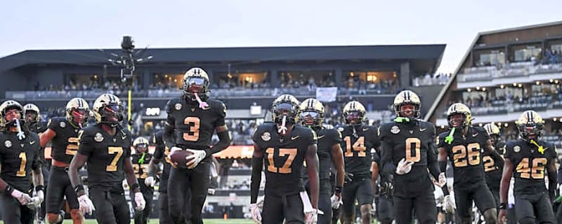 Kolbey Taylor Gets Rewarding Interception on Senior Day