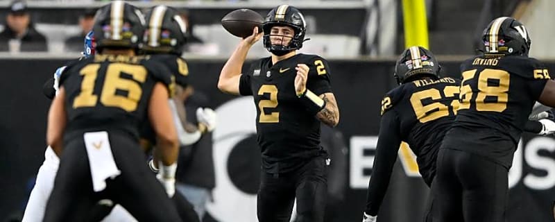 Vanderbilt Football's Jared Curtis Makes Costly Mistake To Let Arkansas Back Into The Game