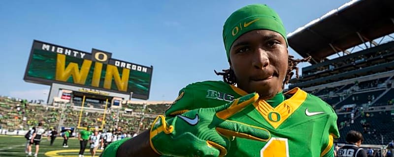 Oregon Ducks&#39; Dakorien Moore Catches Eye of Former Dallas Cowboys Wide Receiver