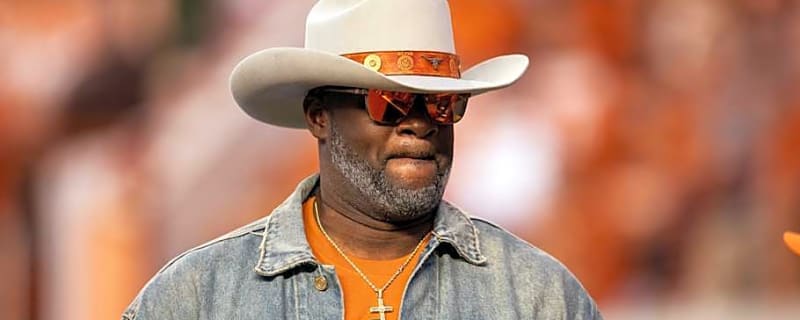 Arch Manning, Vince Young Share Special Moment on Sidelines During Arkansas Win