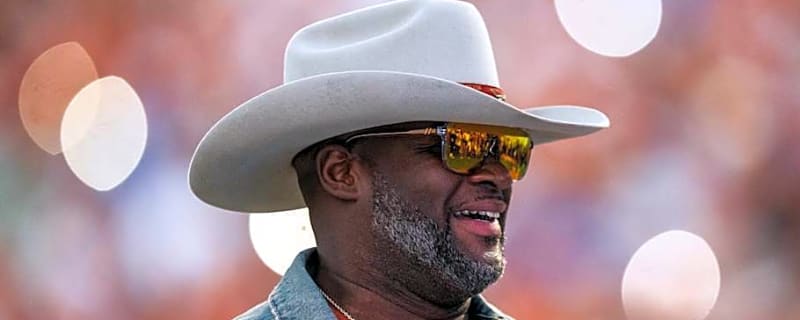 Longhorns Legend Vince Young Snubbed in List of College Football Greats