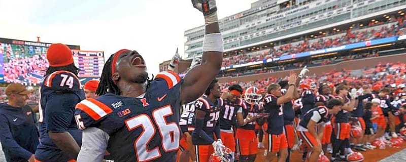 Illinois Football Upsets Oregon 21-10 in Season-Saving Triumph