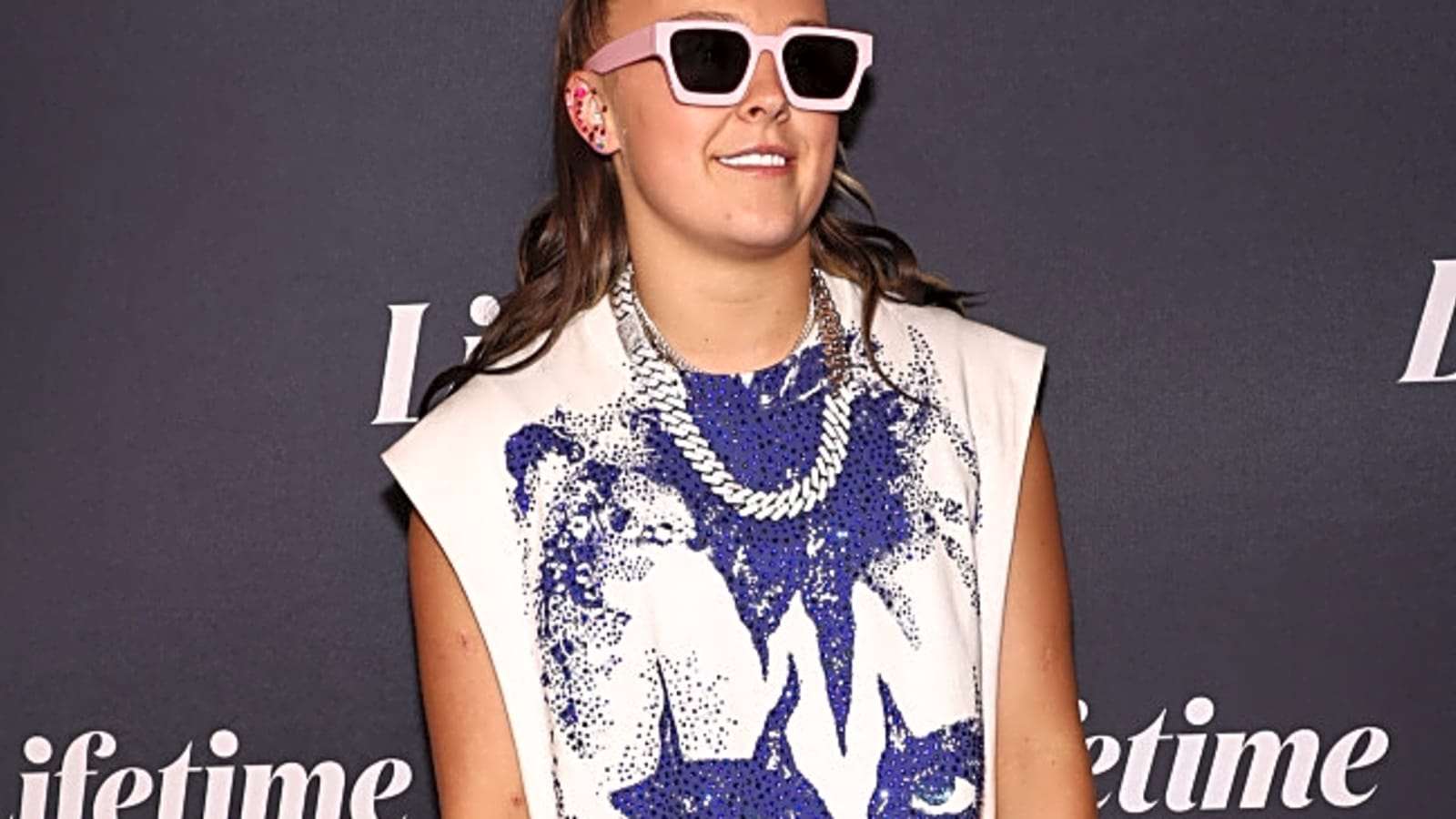 JoJo Siwa releases surprise new single Waste of a Heartbreak