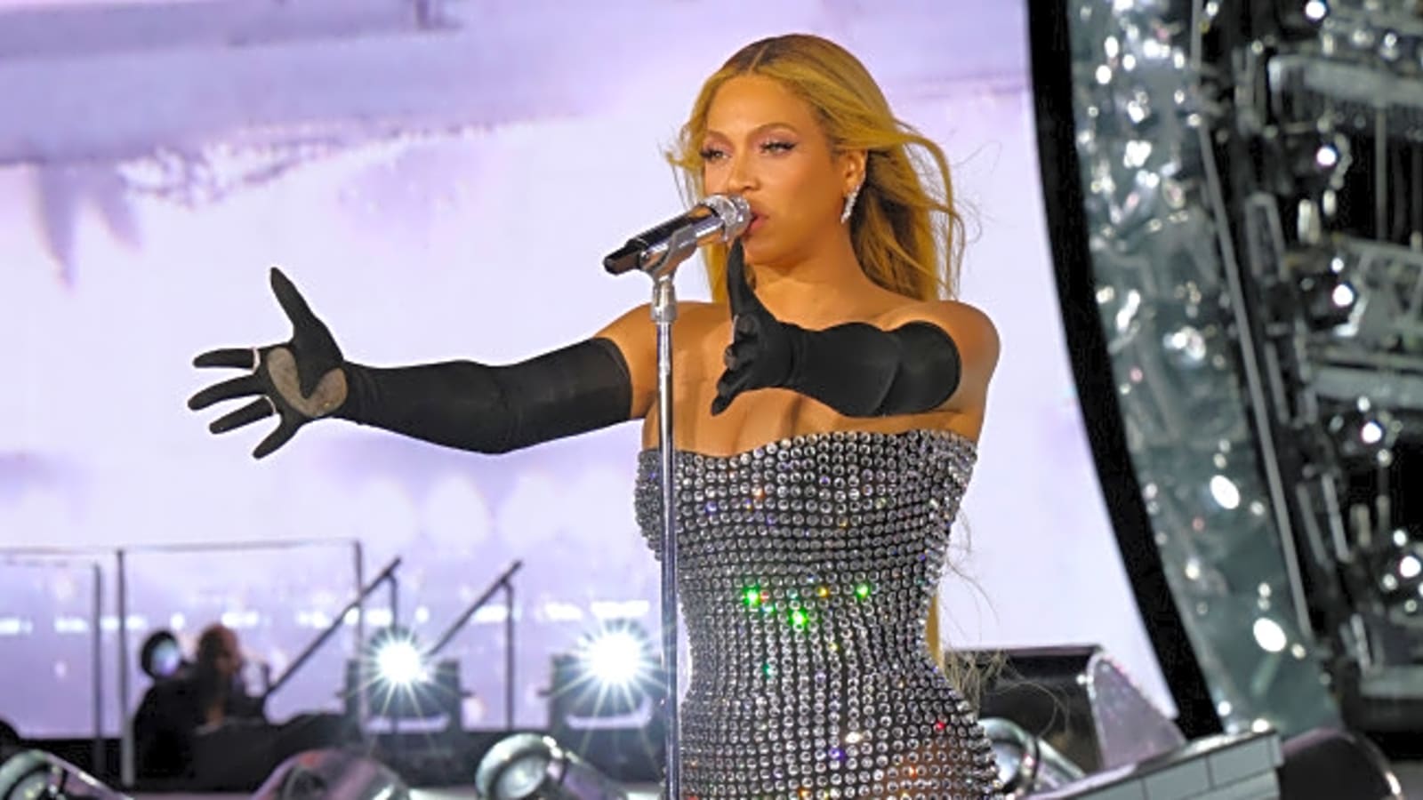 Watch: Member of Beyoncé's BeyHive 'startled by insect' causes escalator stampede