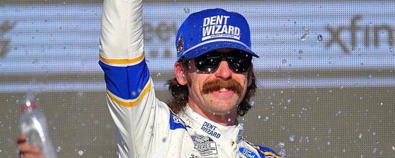 Ryan Blaney overcomes loose wheels, mistakes to win at Phoenix