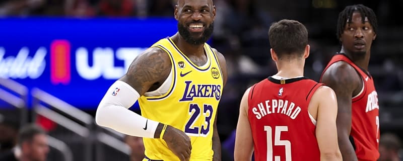 Watch: LeBron James sinks impressive shot during offseason golf game