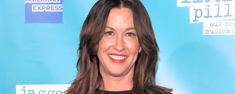 Alanis Morissette accuses tour manager of 'blackmail campaign'