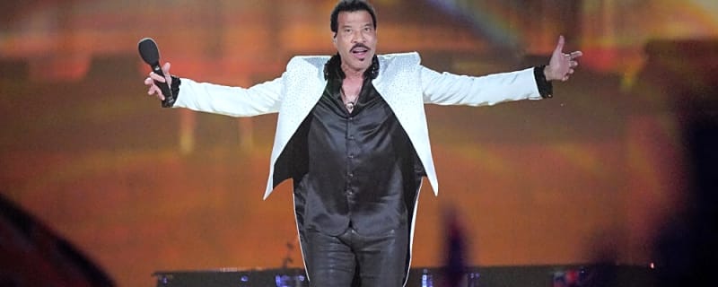 Lionel Richie would get fans to eat with him during his early years of stardom