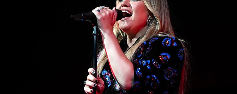 Kelly Clarkson Reveals Why She Rejected Her Former Manager&#39;s Breast Augmentation