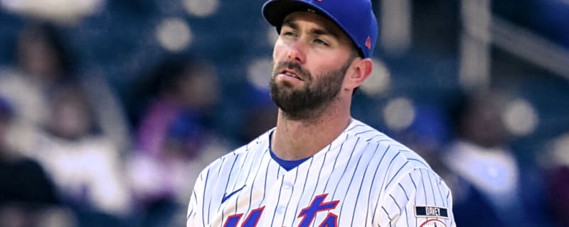 New York Mets Fan Gets Pummeled By Girl After Letting Foul Ball Drop 