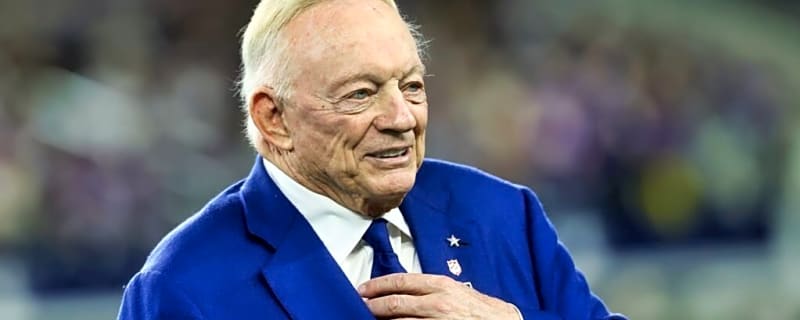 Jerry Jones Nearly Falls Off Stage After Bill Clinton’s Surprise Appearance As Chaos Unfolds At Dallas Cowboys Pre-Draft Press Conference 